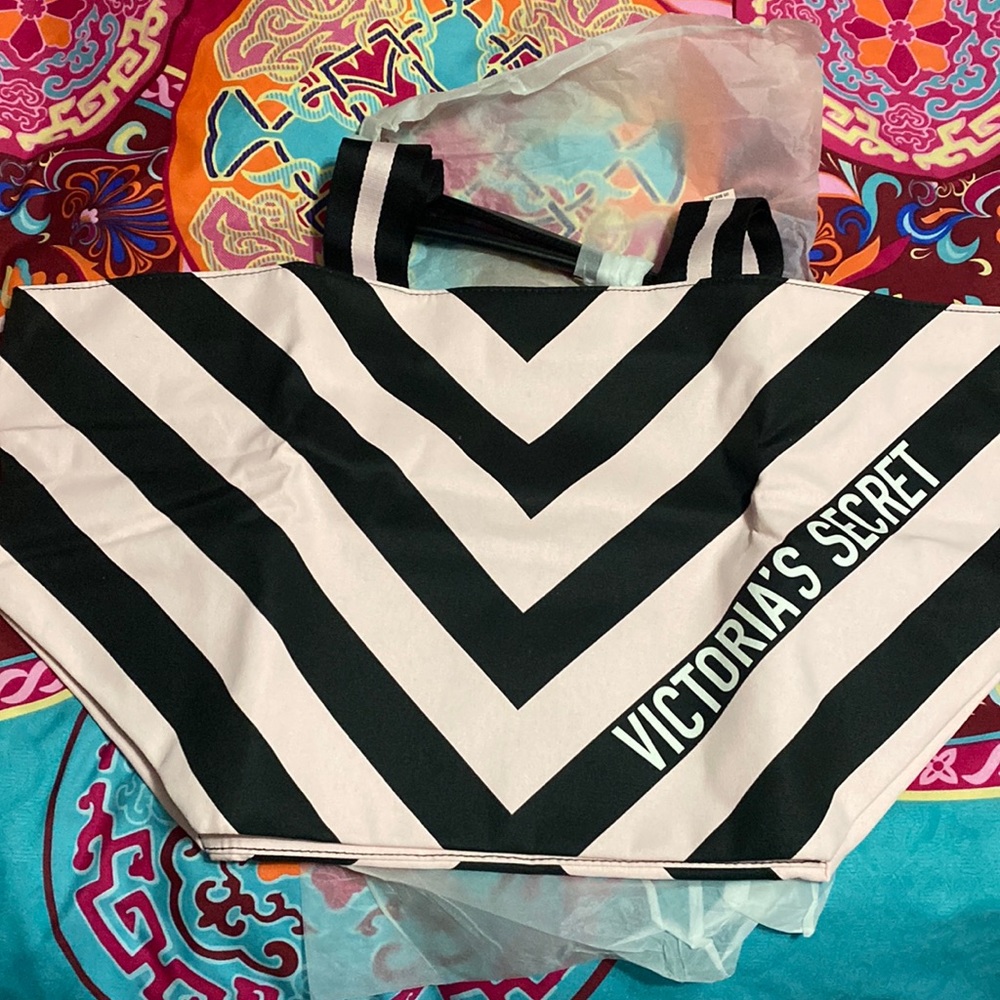 Victoria’s Secret zippered tote